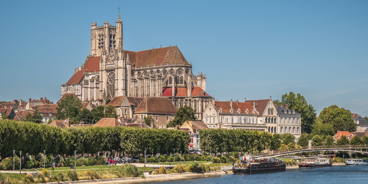 Cathédrale d'Auxerre au-dessus des quais de l'Yonne, par temps ensoleillé